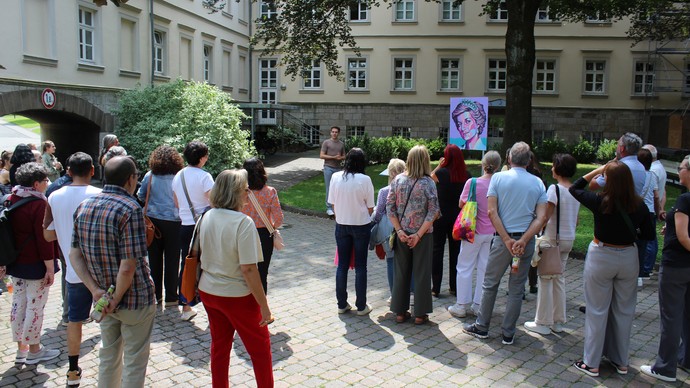 Im Gespräch mit Kunstinteressierten: Künstler Oliver Schäfer steht neben dem Porträt von Lady Diana.